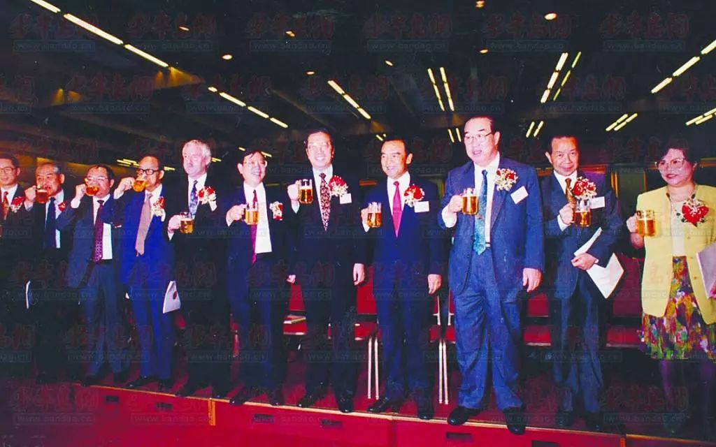 香港挂牌资料公开大全查询,专业数据点明方法_时尚版11.624