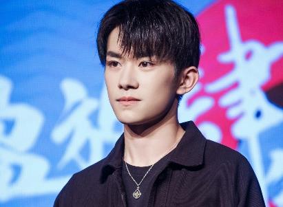 易烊千玺最新代言，自信与成就感的力量展现风采