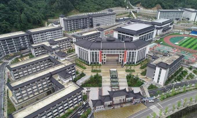 镇安中学拆除旧貌，开启蜕变新篇章