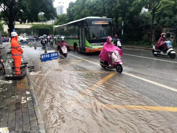 广西暴雨实时资讯，小巷深处的独特味道与暴雨中的惊喜发现