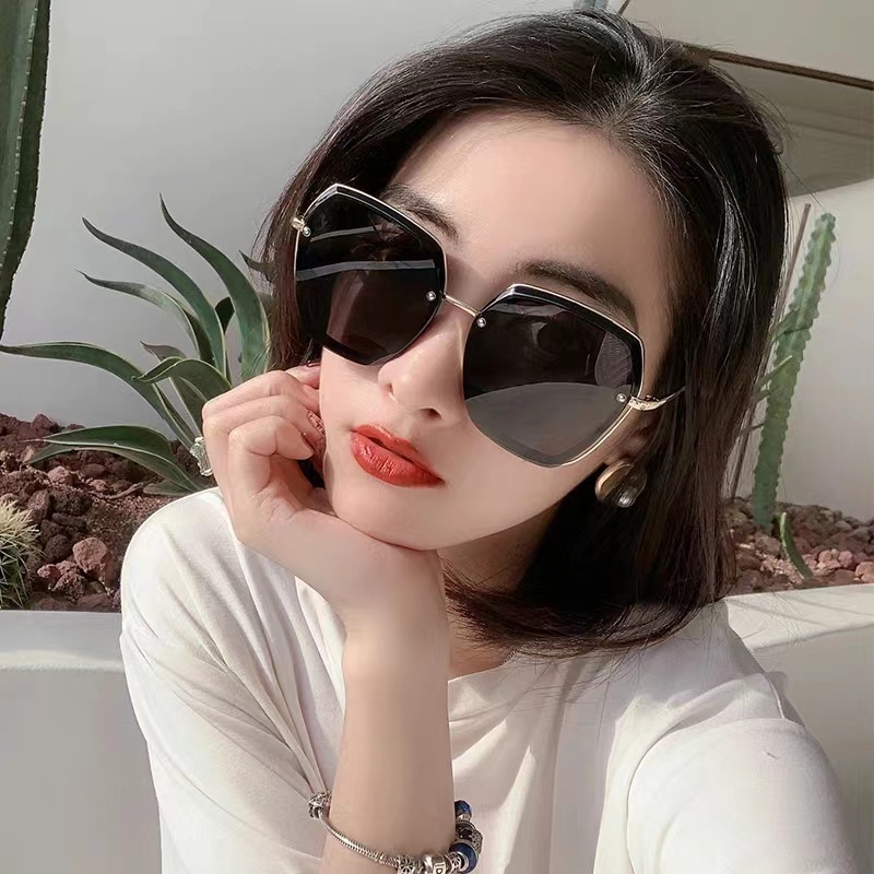 最新墨镜女选购指南，选择与佩戴墨镜的详细步骤技巧