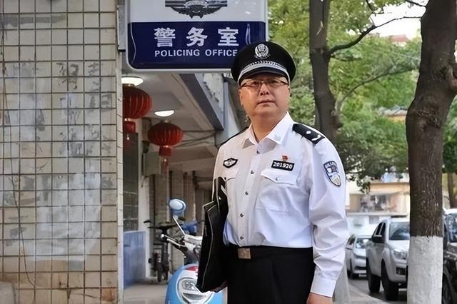 最新潮流警察制服，英姿飒爽展现公仆本色